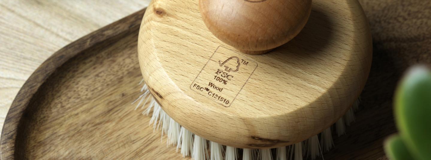 Szczotka drewniana z etykietą FSC