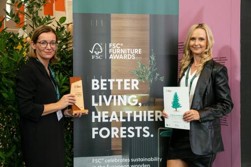 Przedstawicielki Gała Meble z nagrodą FSC Furniture Awards