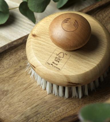 Szczotka drewniana z etykietą FSC