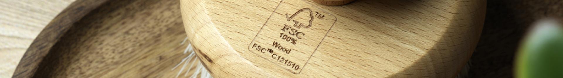 Szczotka drewniana z etykietą FSC